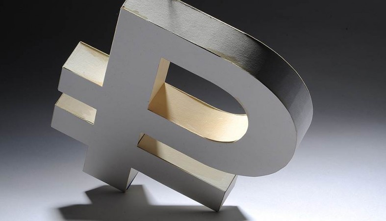 ЦБ «уронил» официальный курс евро на 3 рубля, доллара — на 2,8