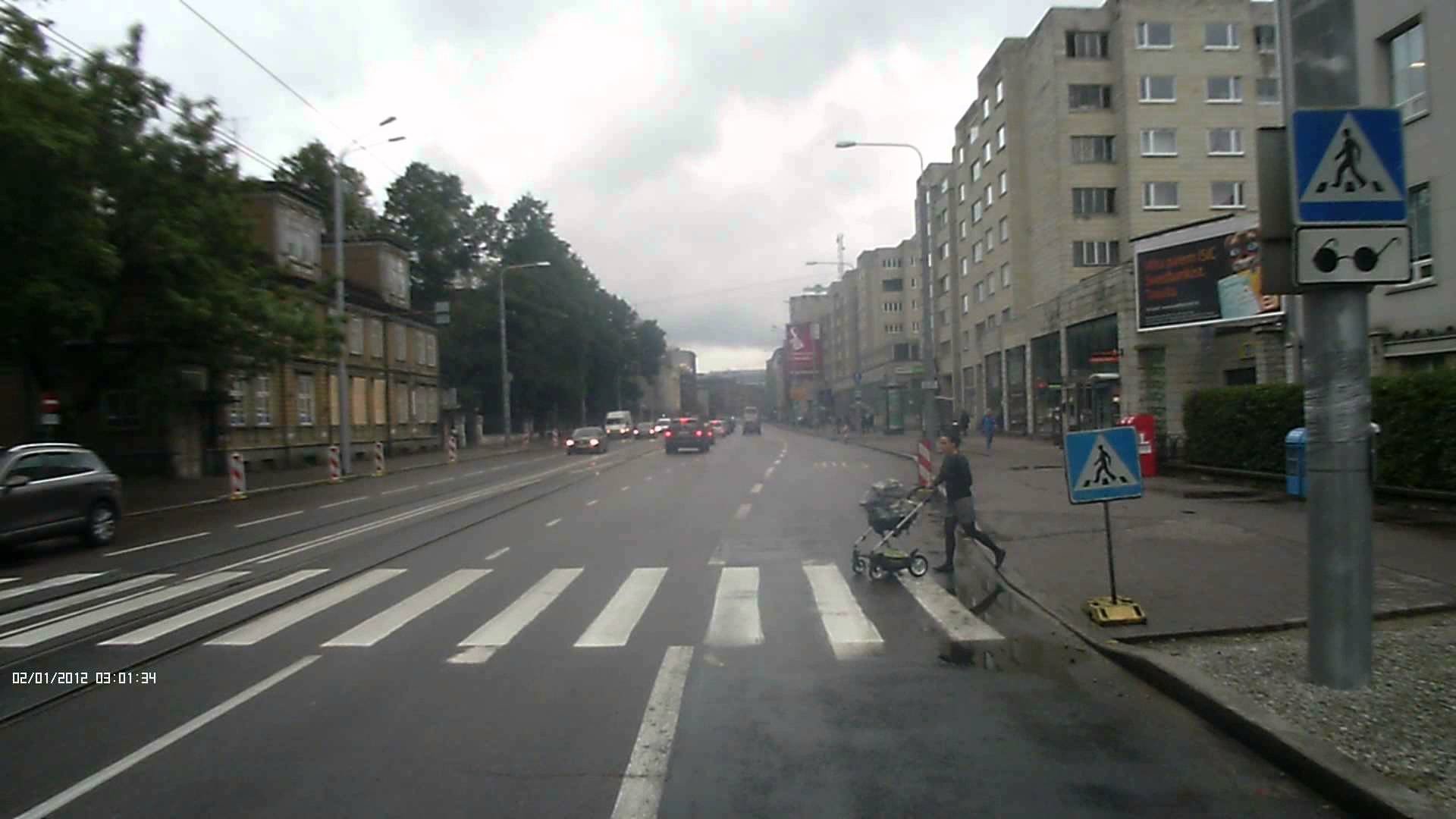 В Петербурге 5-месячного ребенка оставили на трамвайных путях