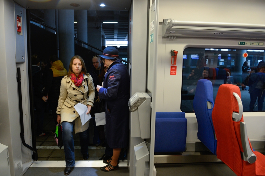 Можно ли в ласточке ехать стоя. Комфорт 1с ласточка вагон. Откидные места в ласточке. Можно ли в ласточке ехать стоя. Ласточка вагон.