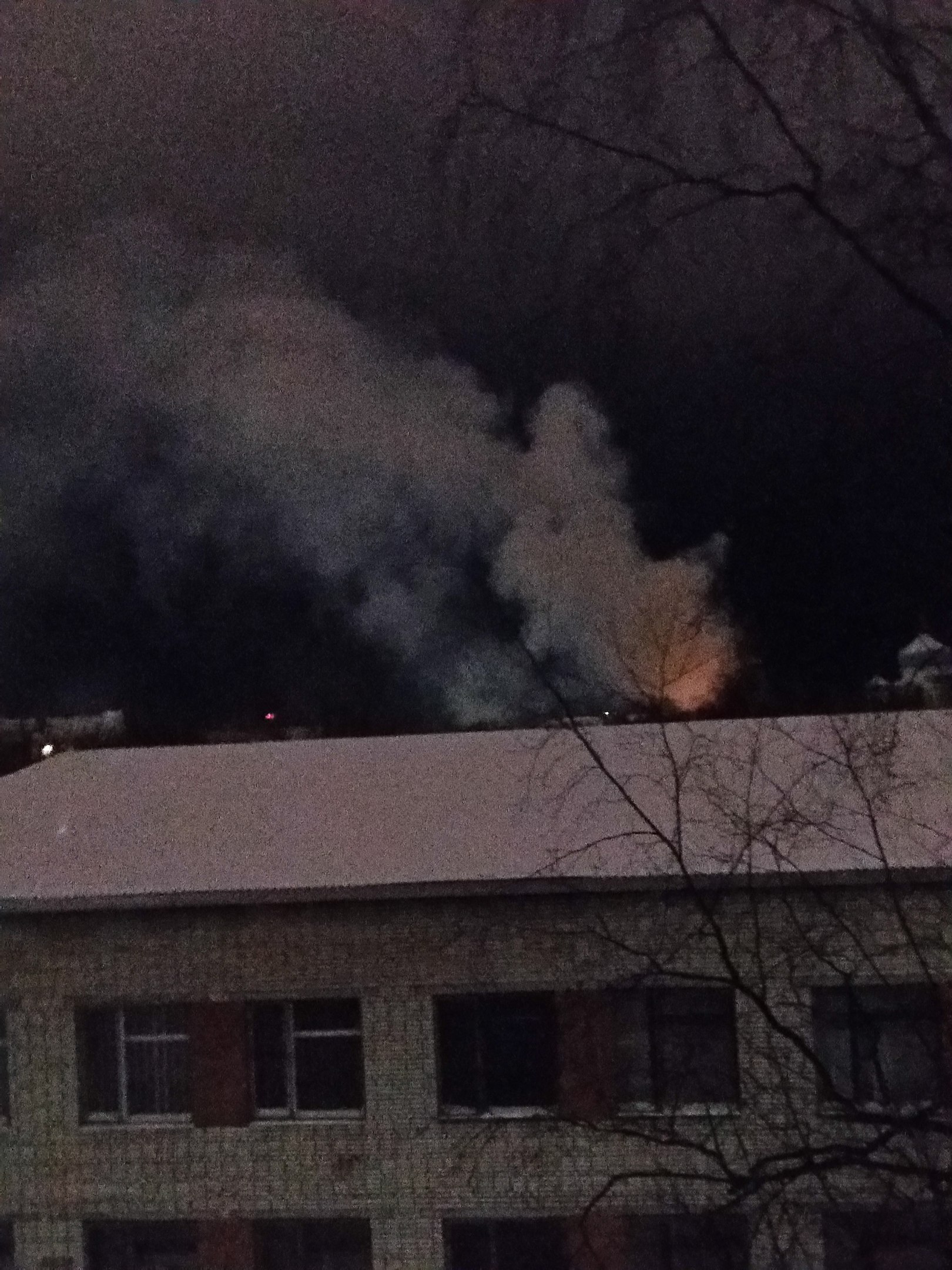 Что горит в петрозаводске сейчас. Пожар гостиница северная птз. Петрозаводск горит. Пожар в гостинице северная. Пожар на ключевой петрозаводск.