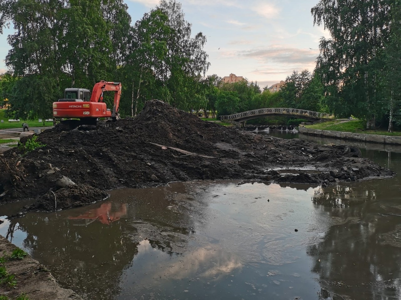 Очистка рек. Очистка русла реки. Река Неглинка Петрозаводск. Очистка реки Миасс. Петрозаводск Неглинка мусор.