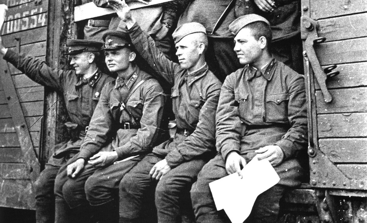 Сколько ушло на фронт. Эшелоны на фронт 1941. Советский солдат.