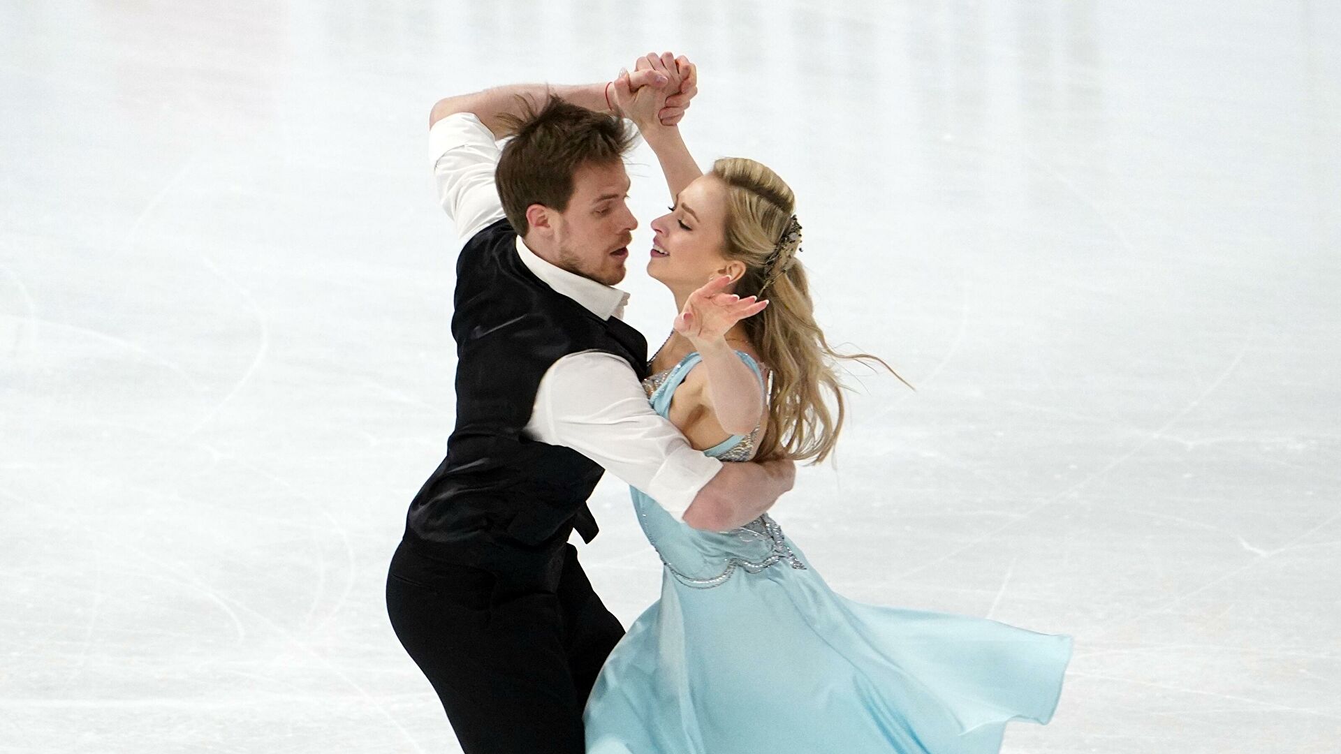 парное катание фигуристы. танцы под лед. спортивные танцы на льду. катание на коньках. фигуристы на льду.