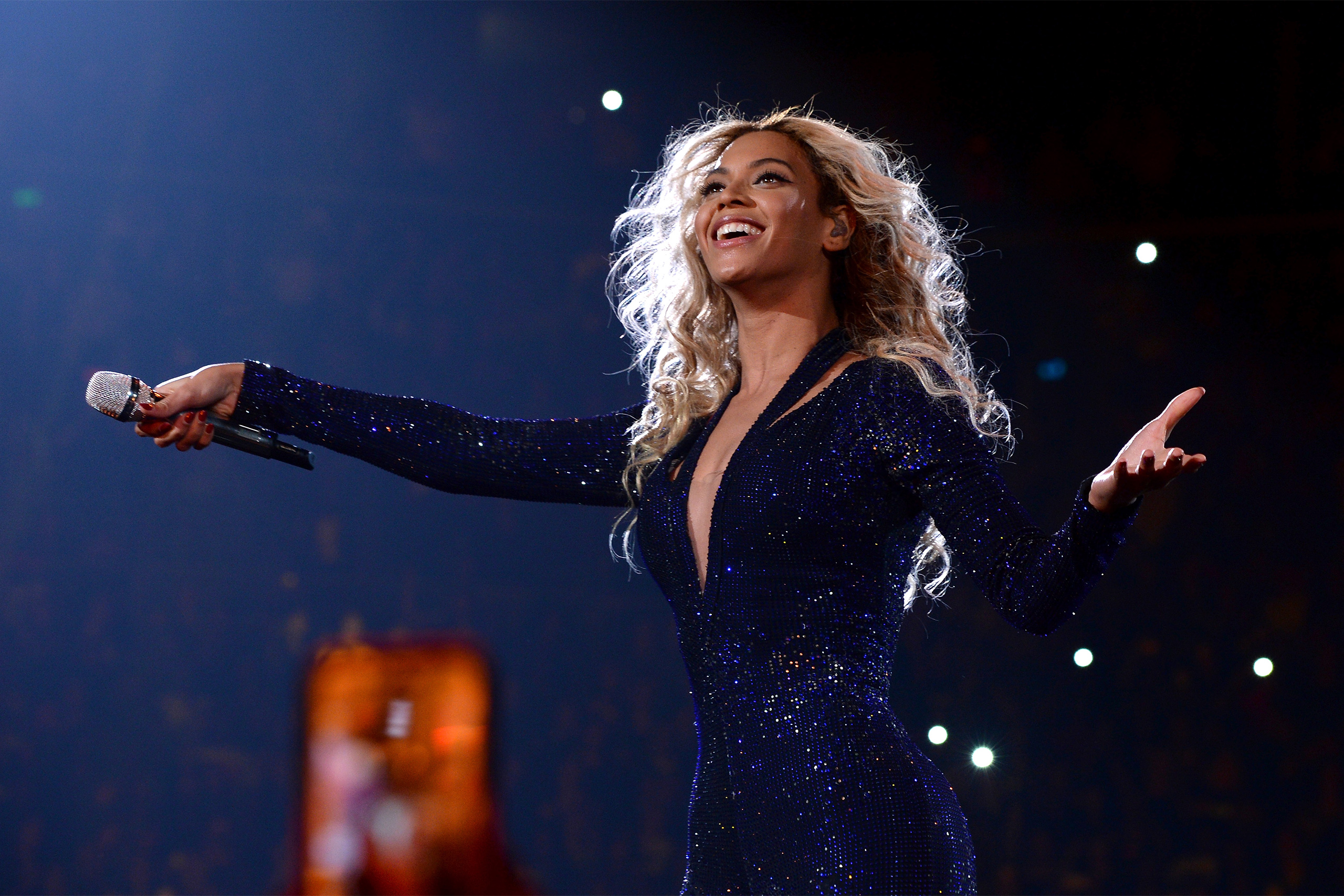 Золото звезд песня. Beyonce. Певица Бейонсе. Beyonce Tour 2023. Бьенсе певица 2023.