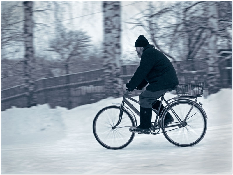 My father drive. Батюшка на велосипеде. Батюшка велосипедист. Фильм про батюшку на велосипеде. Зимние вело психи.