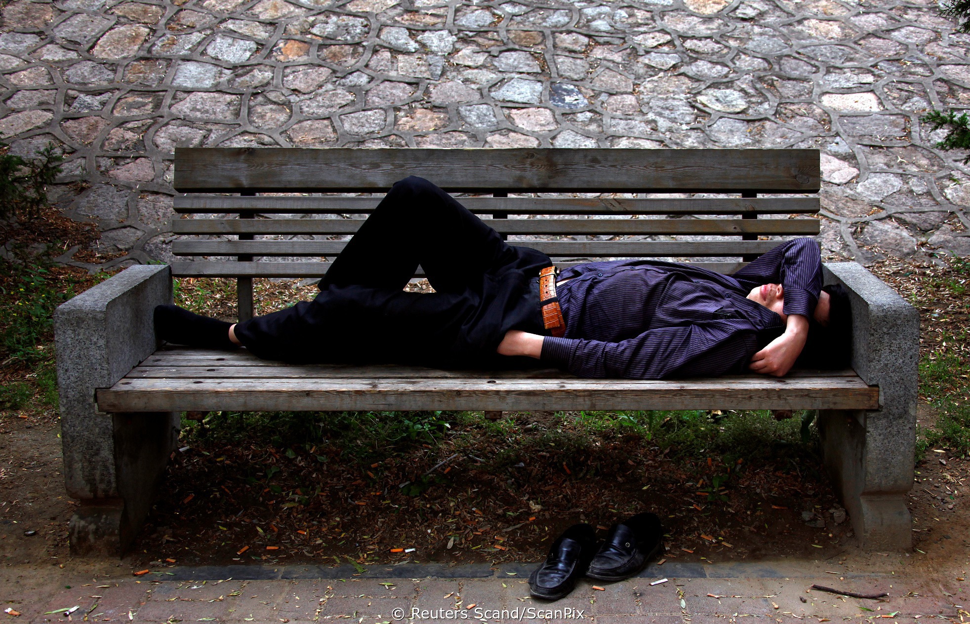 Почему пьяные спят. Человек лежит на лавочке. Лежит на скамейке.