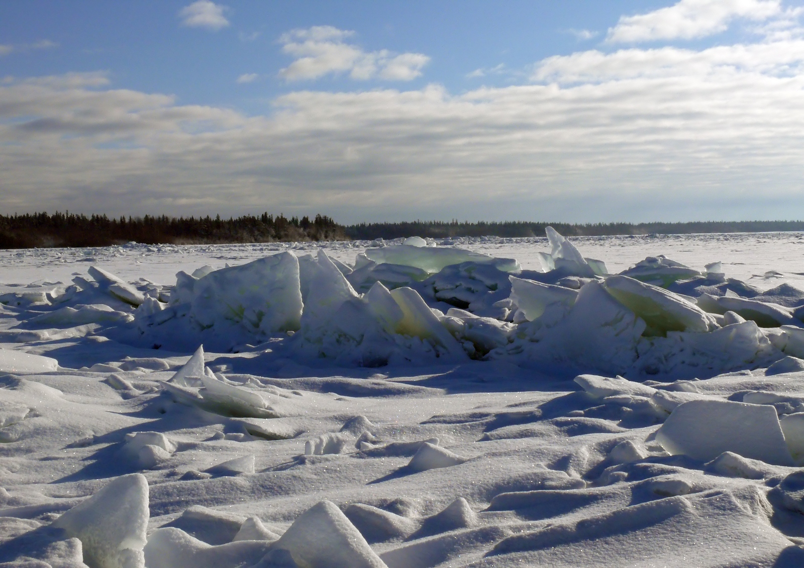 Лед на озере в Карелии