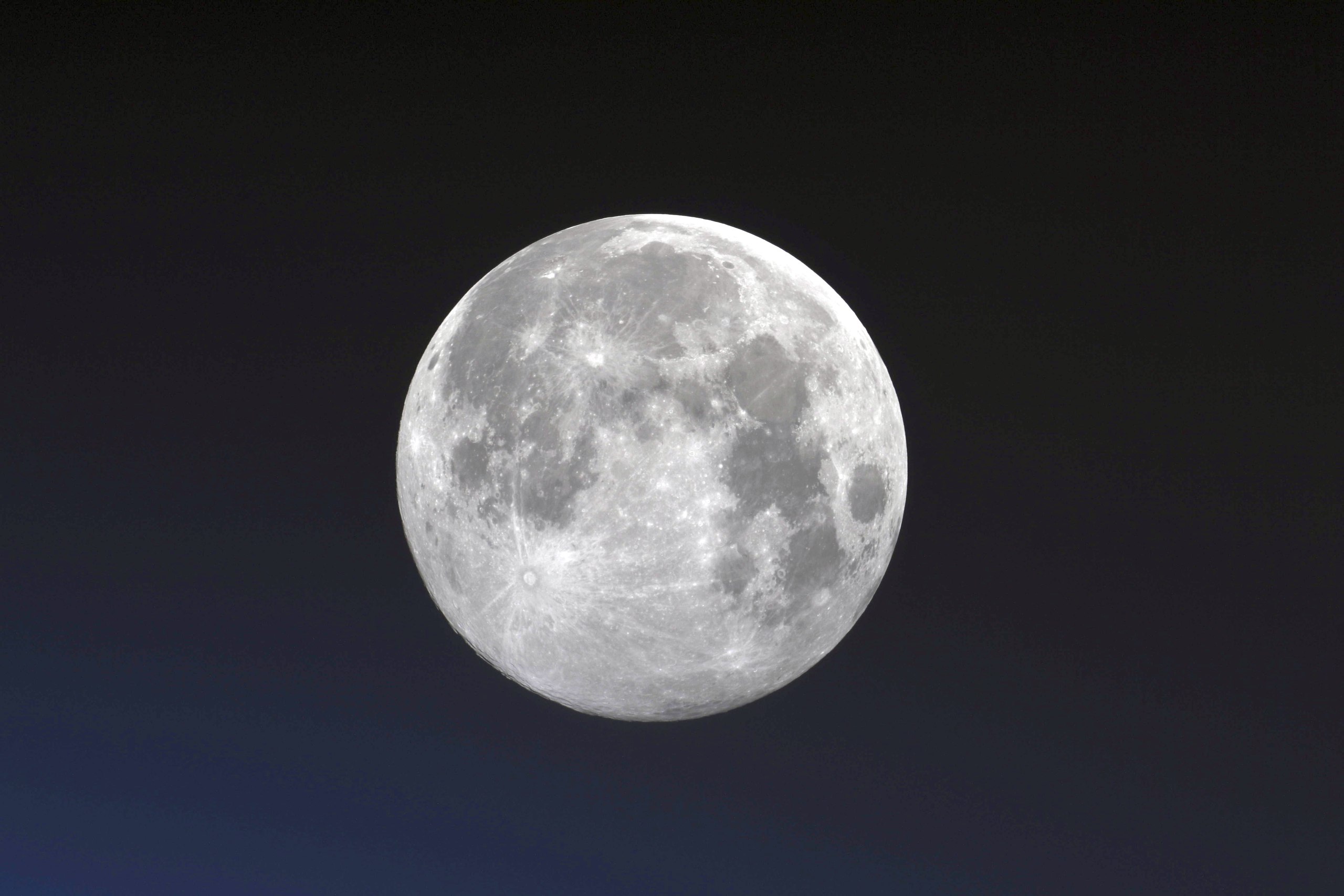 Светлый перед луны. Луна естественный Спутник. Призванная луной. Медовая Луна фото. Спутник черно белая фотография.