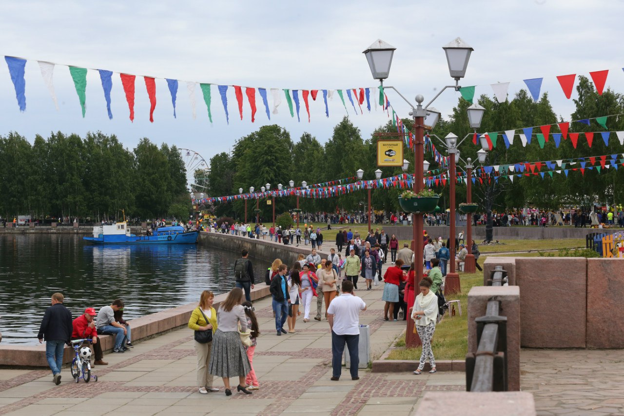 Какое население города петрозаводска. Набережная день города Петро. Петрозаводск население. Население города Петрозаводск. Набережная Петрозаводска день города.