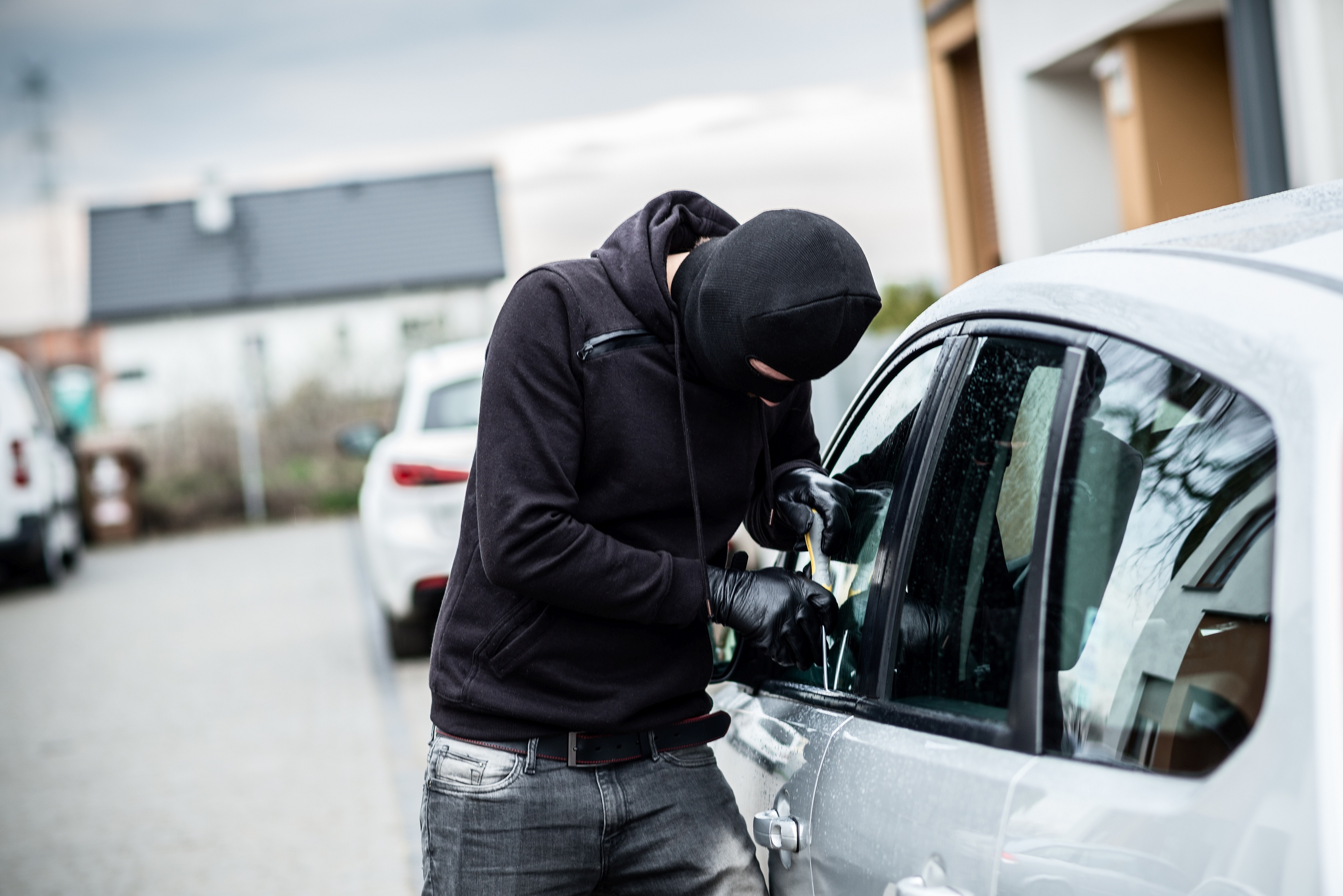 Угон это. Угон автомобиля. Кража авто. Угонщик авто. Кража из автомобиля.