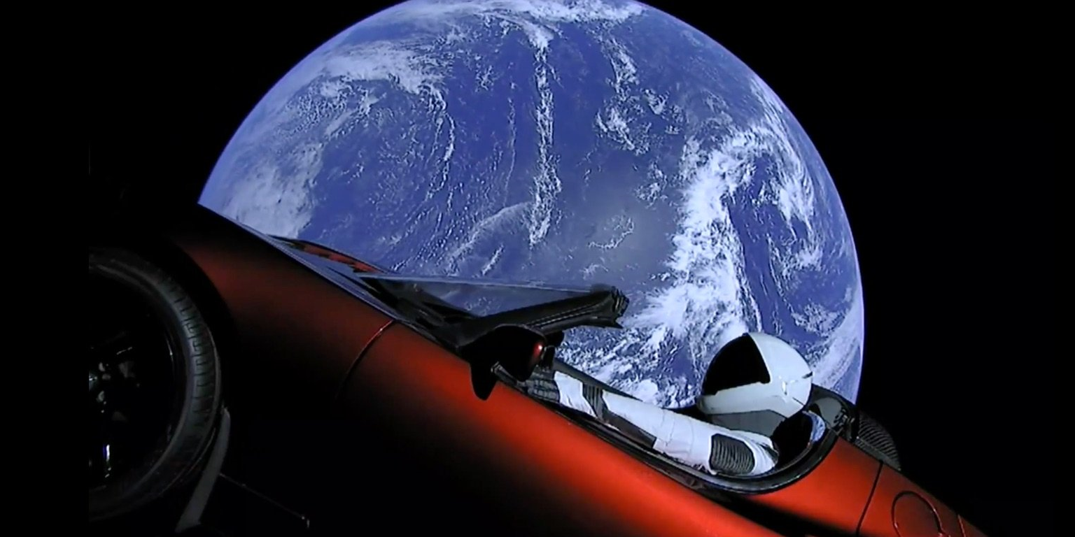 Маск машина космос. Tesla Roadster Илона маска. Илон Маск Тесла в космос. Тесла Илона маска в космосе. Tesla Roadster SPACEX.