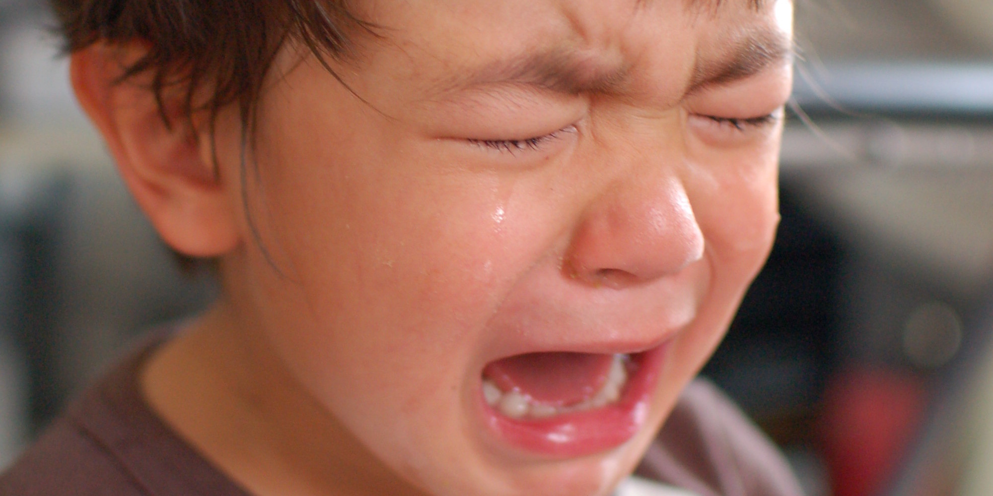 Мама мальчики слезы. Мальчик плачет. Мальчик в слезах. Плачущий ребенок. Рыдающий мальчик.