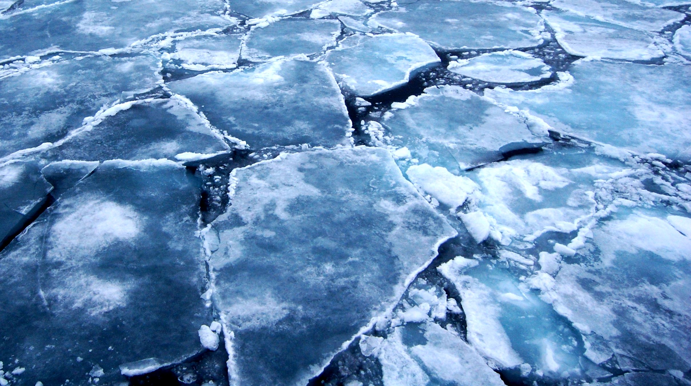 Трещины на льду. Река покрытая льдом. Лед на реке. Треснутый лед.