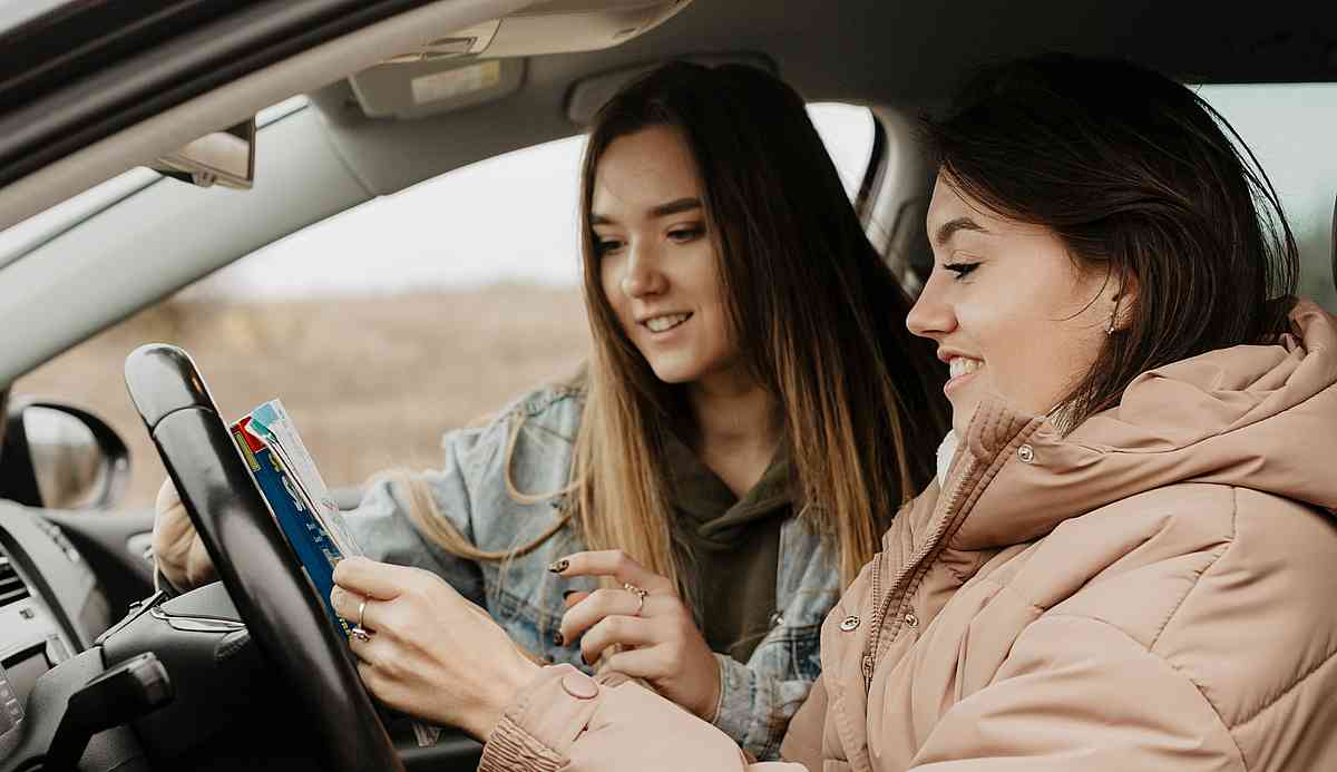девушки в автомобиле девушки в автомобиле