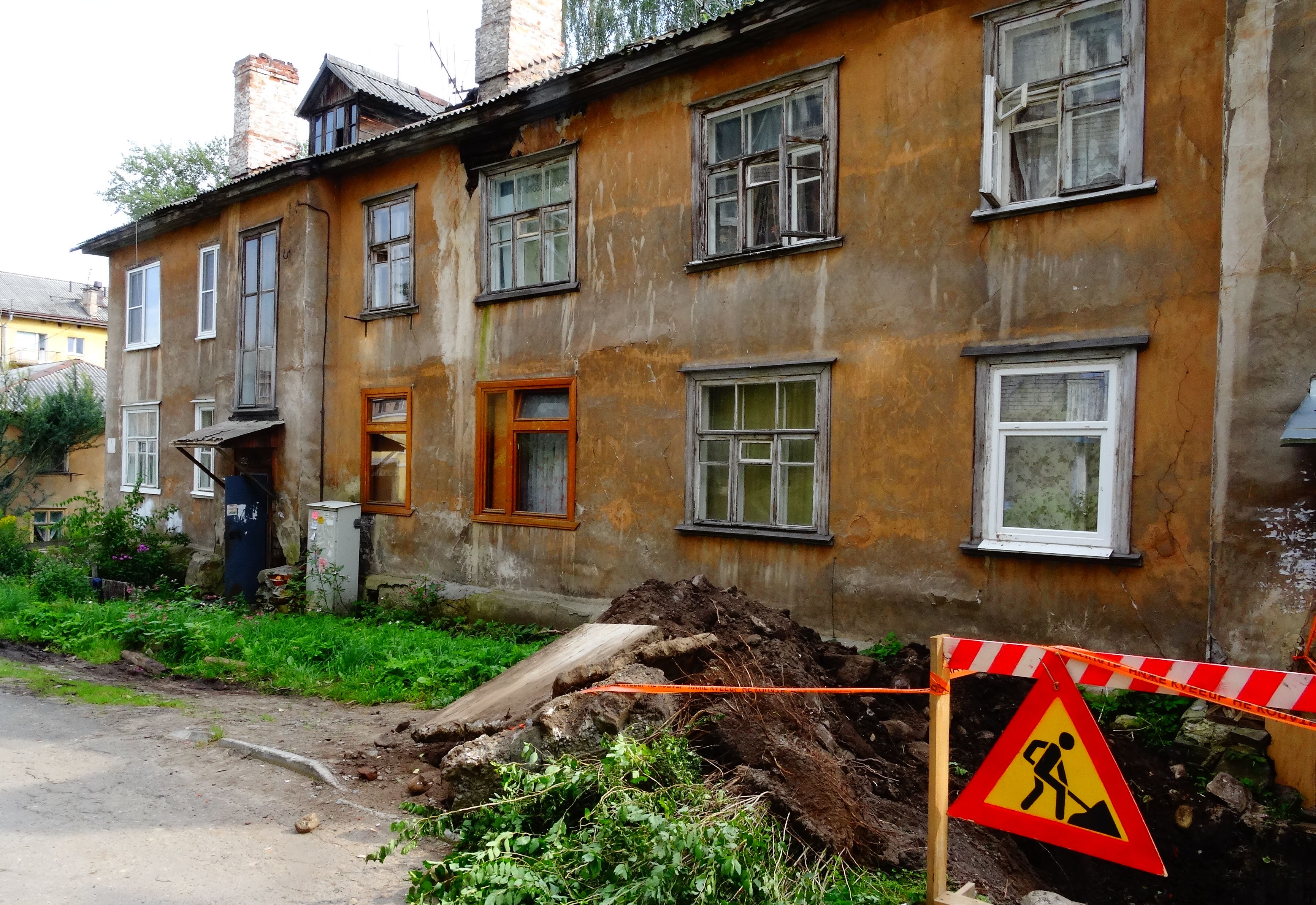 Аварийное жилье собственники. Реконструкция аварийного дома. Аварийное жилье карикатура. Аварийное жилье расселение карикатура. Ремонт аварийного дома.