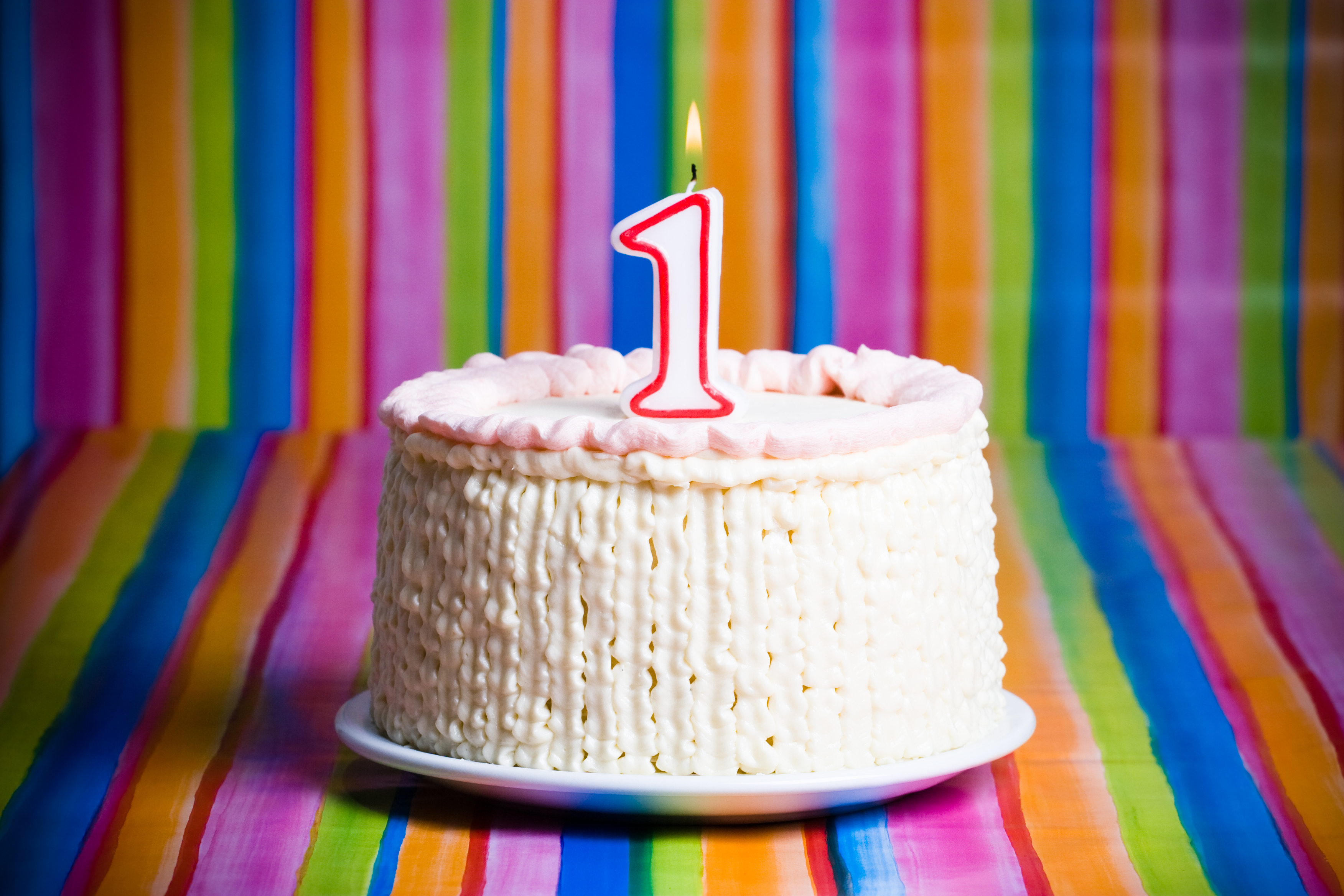 Cake candle. Тортик со свечками. Свечи для торта. Тортик с одной свечкой. Торт со свечкой 1 год.