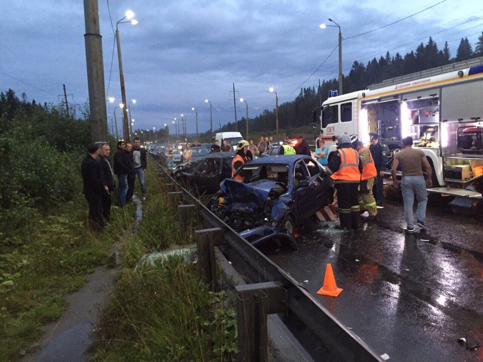 Дтп петрозаводск. ДТП на Лесном проспекте Петрозаводск. ДТП на Лесном проспекте Петрозаводск 2020. Авария 10.10.2020 Петрозаводск.