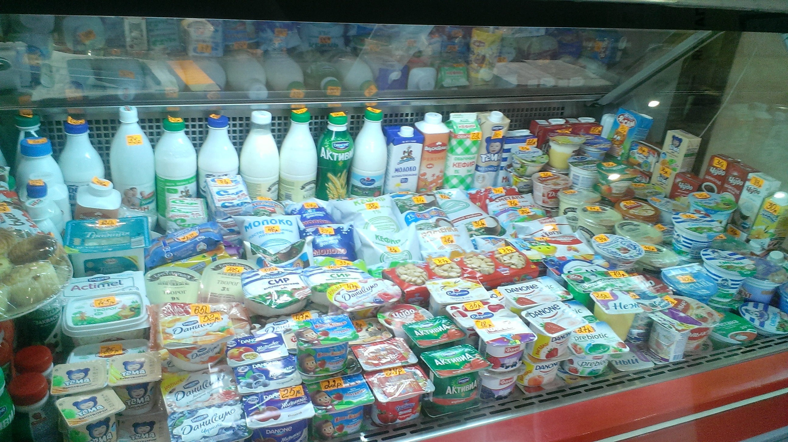 Прилавок с молочными продуктами