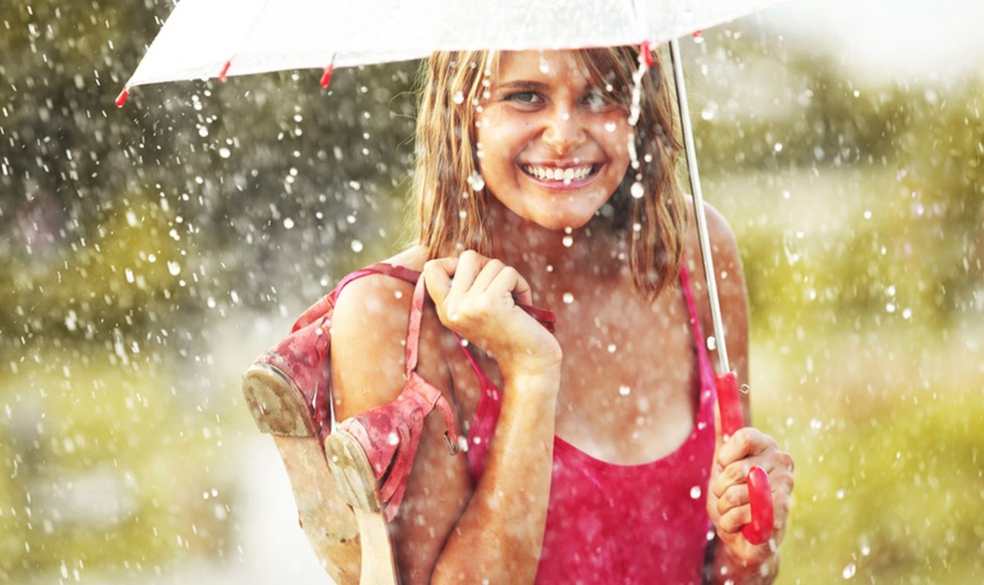 Счастливая девушка под дождем