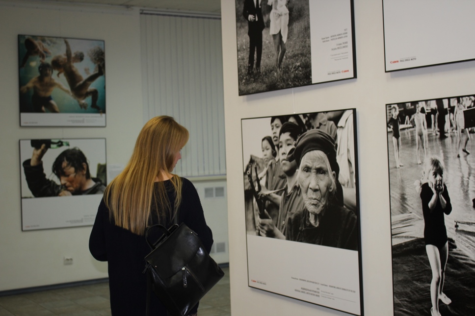 На фотовыставке представлены фотографии российских и зарубежных фотографов причем фотографии задача