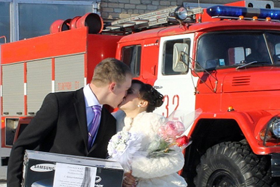 Чак пожарный. Свадьба в пожарной части. Свадебная фотосессия с пожарной машиной. Свадьба на пожарной машине. Пожарная часть Костомукша.