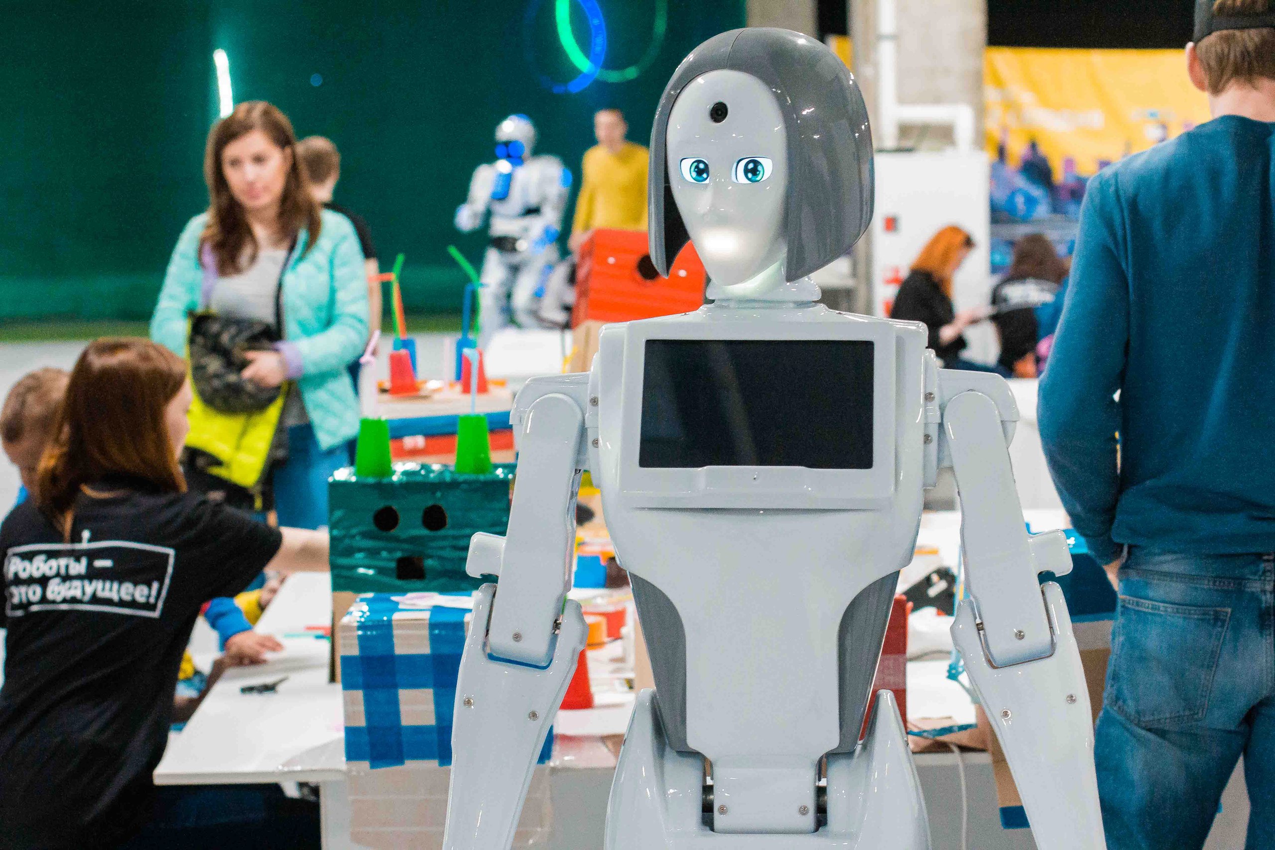 Выставка роботов магнитогорск. Выставка роботов в Петрозаводске в Лотос Плазе. Выставка робототехники. Выставка роботов. Развлекательные роботы.