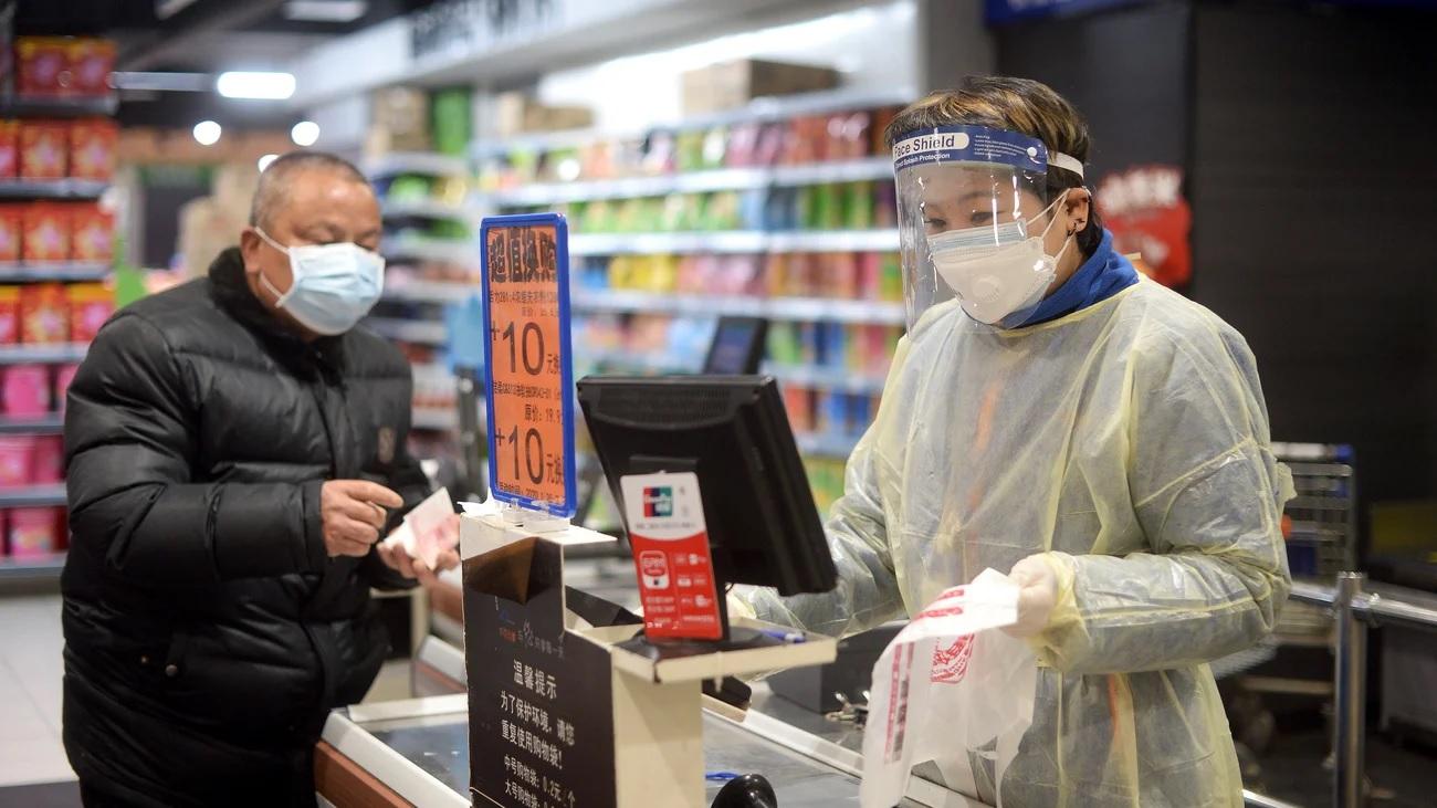 Люди в масках в супермаркетах