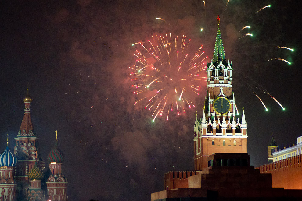 Салют на фоне кремля рисунок