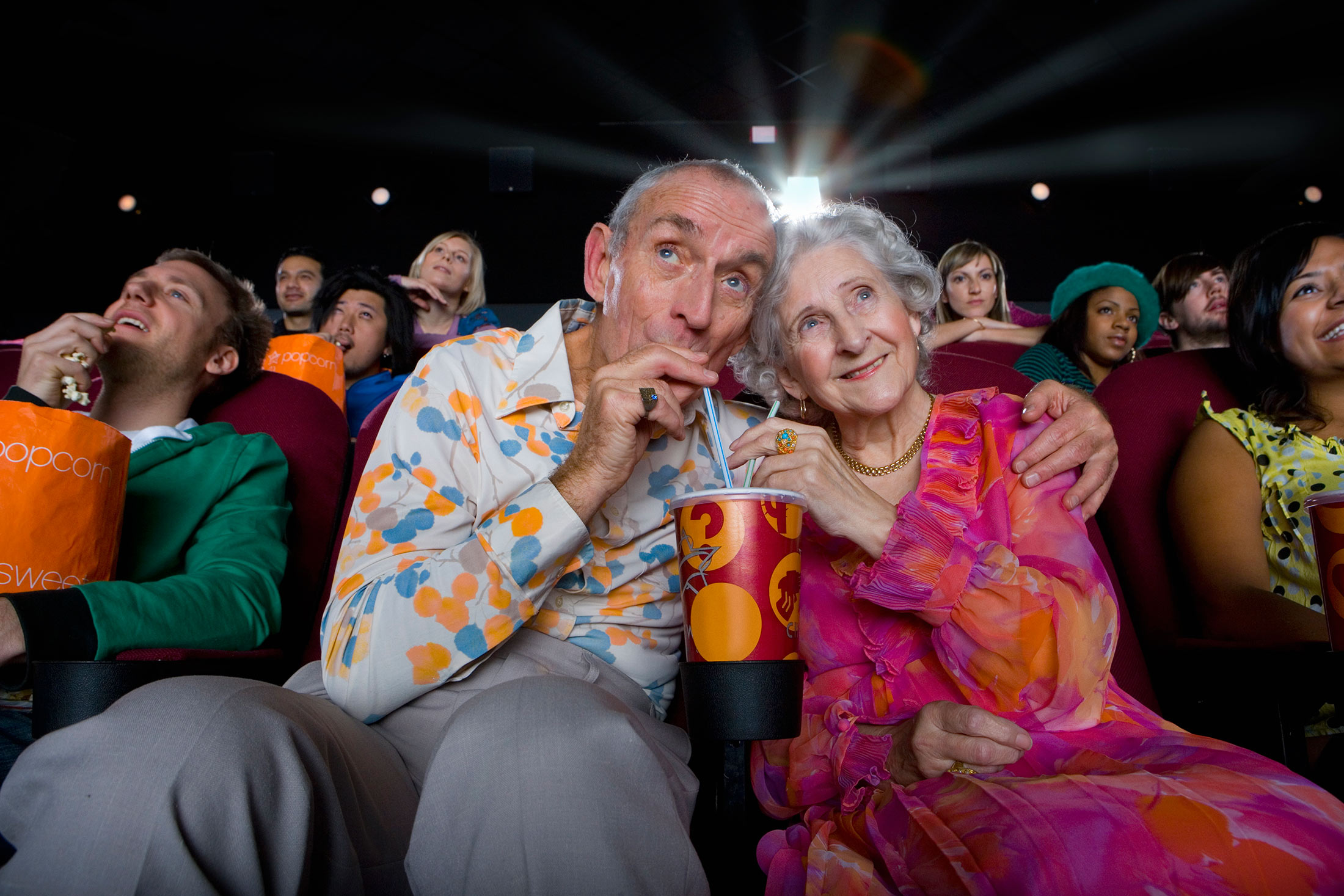 Развлечение для старичков. Пенсионеры в кинотеатре. Старики в кинотеатре. Бабушки в кинотеатре. Веселые пожилые люди.