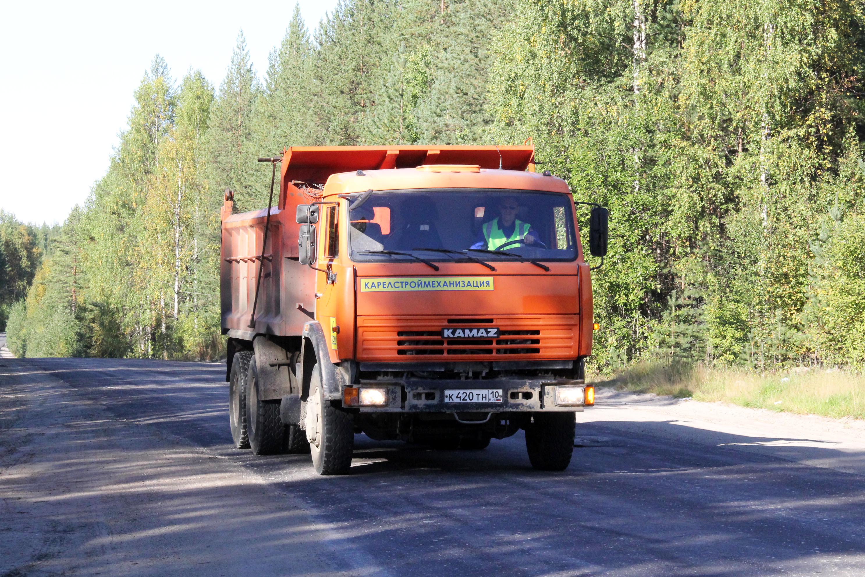 Едет машина камаз. КАМАЗ 65115 на дороге. КАМАЗ 43114. КАМАЗ 571. КАМАЗ едет по дороге.