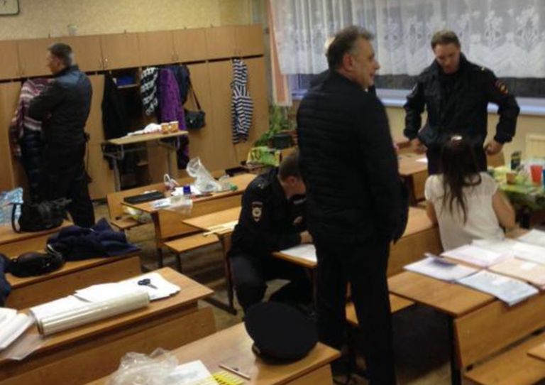 избирательный участок 114 ставрополь. сотрудник полиции. полиция на избирательном участке. полиция на избирательном участке. полицейский на избирательном участке.