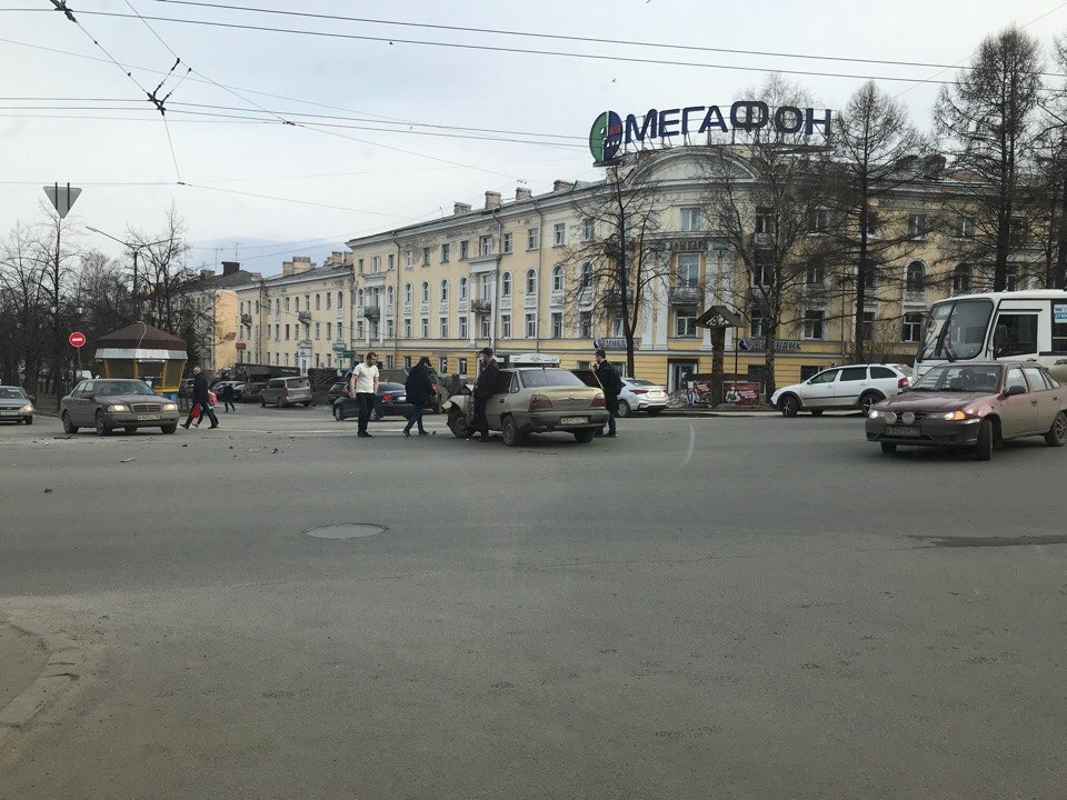 Камера ленина. Перекрёсток Ревда Ленина Энгельса. Пересечение проспекта Ленина с Энгельса. Энгельса Ленина перекресток. Перекресток Энгельса и Ленина Петрозаводск.