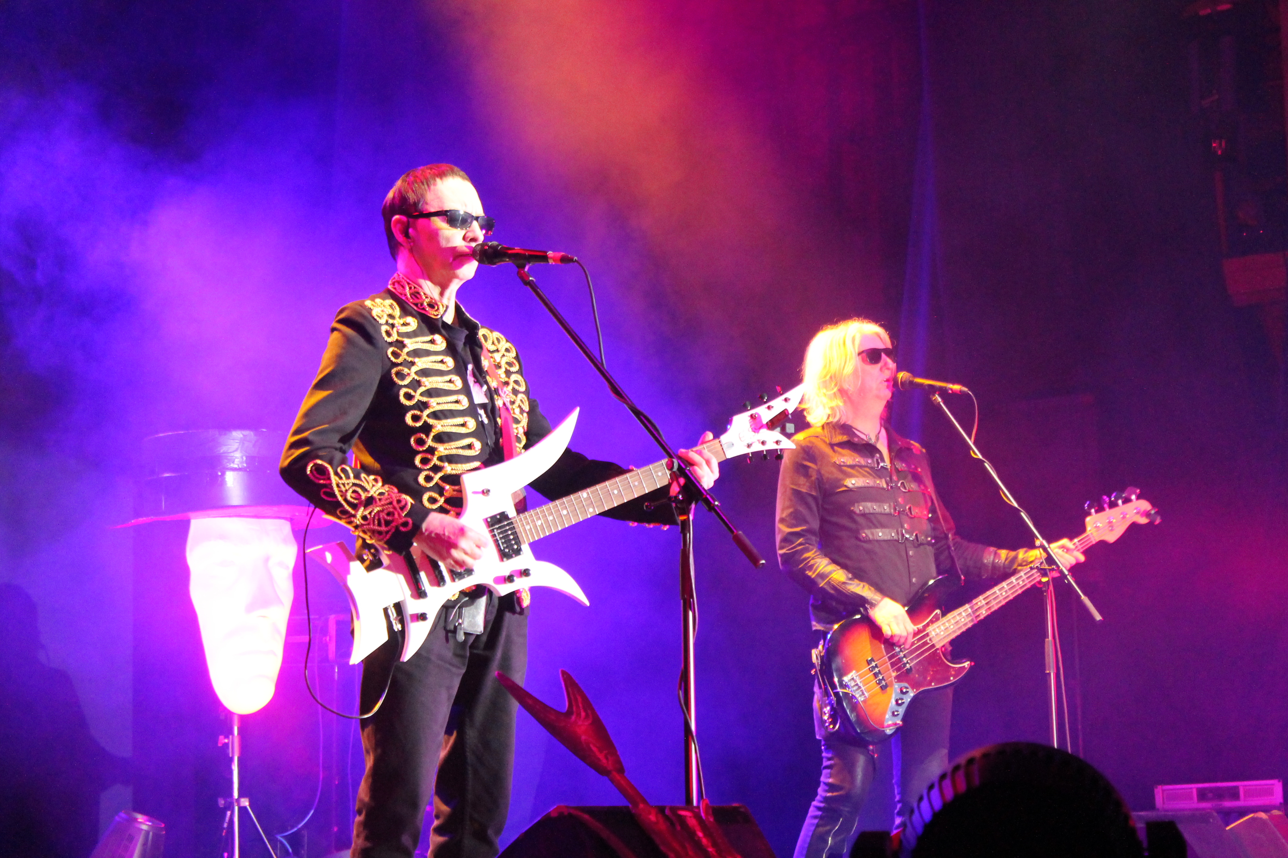 Солист группы пикник. О чем поет пикник в своих песнях. Группа пикник инкогнито. О чем поет пикник в своих песнях. О чем поет пикник в своих песнях.