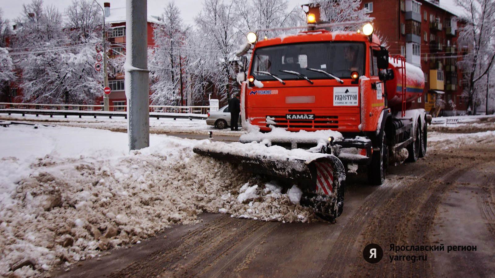 Снегоуборочная машина на дороге