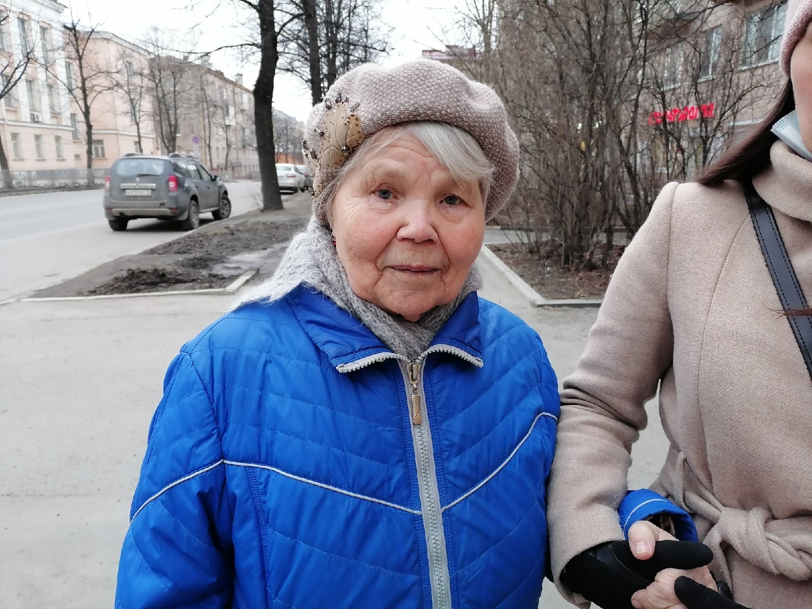 Пенсионерка или пенсионер женщина как правильно писать. Пожилая женщина берег Карелия. Женщины Петрозаводска.