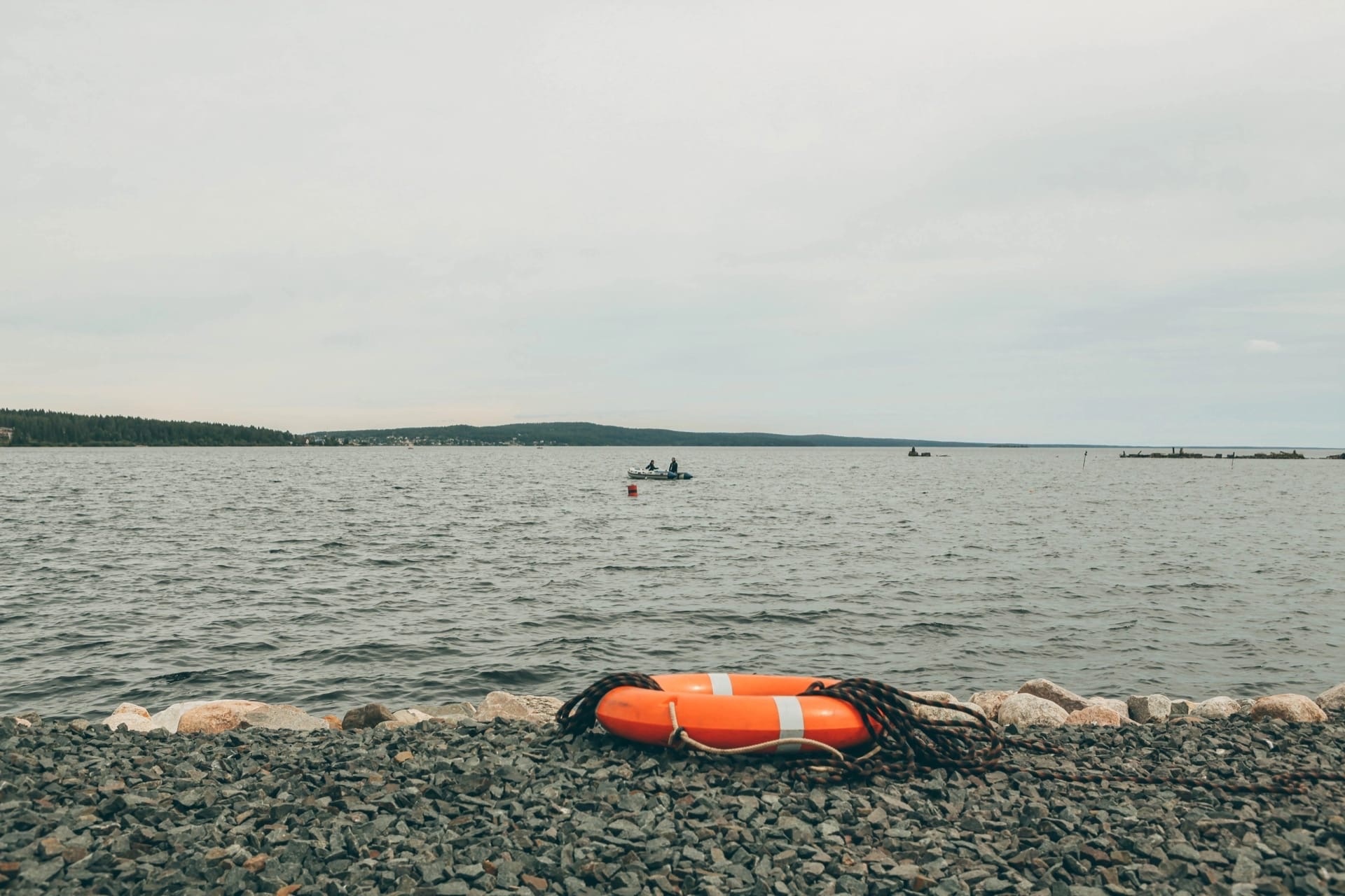 Туристы на онежском озере. Рыбалка в Карелии на Онежском озере. Карелия лодка. Карелия ЧП на озере. Тело утопшего в Онежском озере.