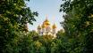 Православный храм, утопающий в зелени
