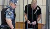 Владимир Любарский в камере суда что-то читает
