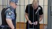 Владимир Любарский в камере суда что-то читает
