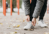 парень завязывает шнурок