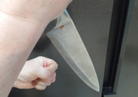 нож в женской руке