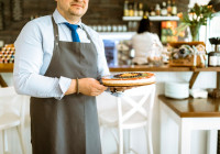 официант с тортом