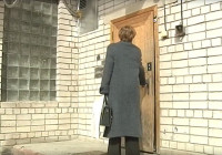 закрытая дверь и женщина