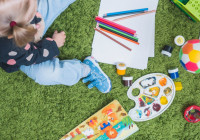 девочка рисует