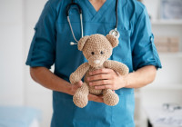 врач с игрушкой