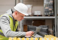 работник в каске