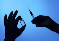 Шприц и ампула с наркотиком