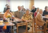 пожилые женщины за столом