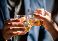 Алкоголь в бокалах