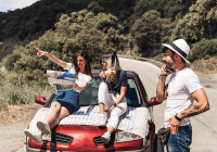 путешественники обсуждают маршрут